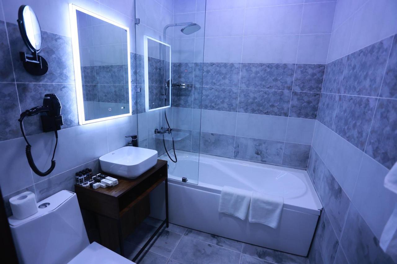 Regal Hotel By Grand Navoi Esterno foto
