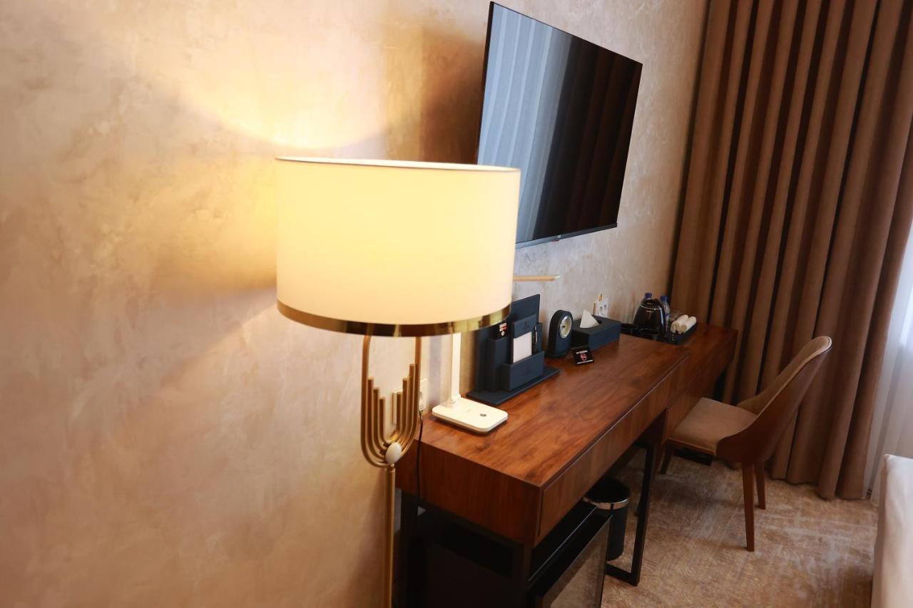 Regal Hotel By Grand Navoi Esterno foto
