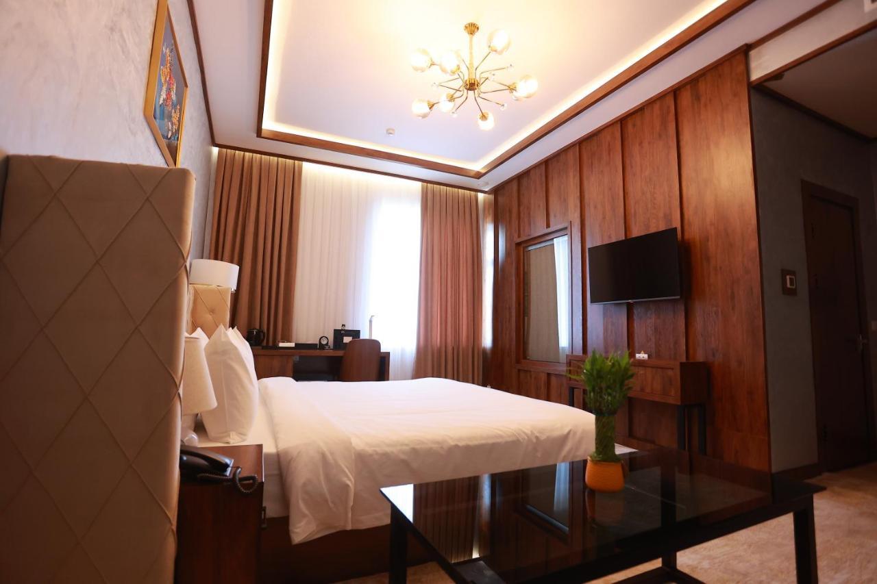 Regal Hotel By Grand Navoi Esterno foto