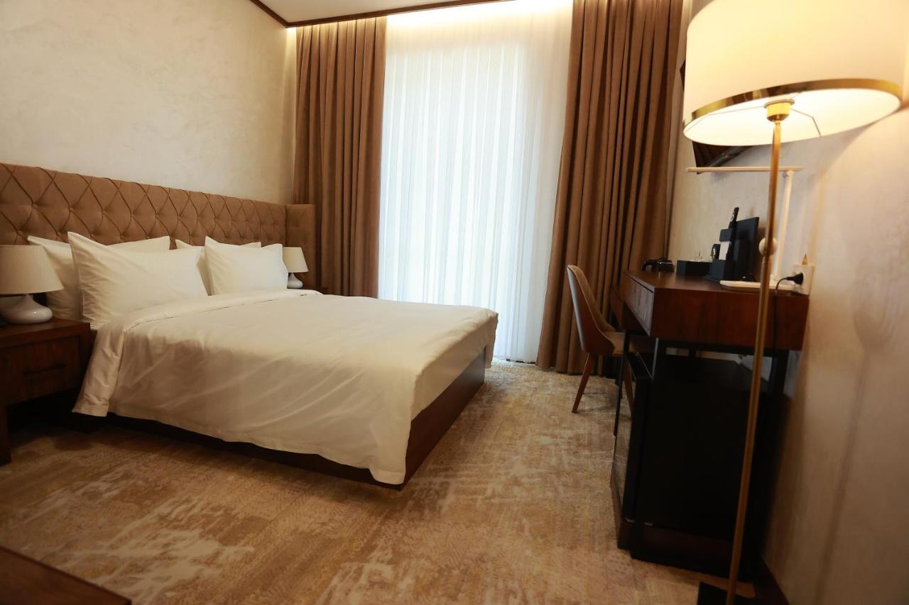 Regal Hotel By Grand Navoi Esterno foto