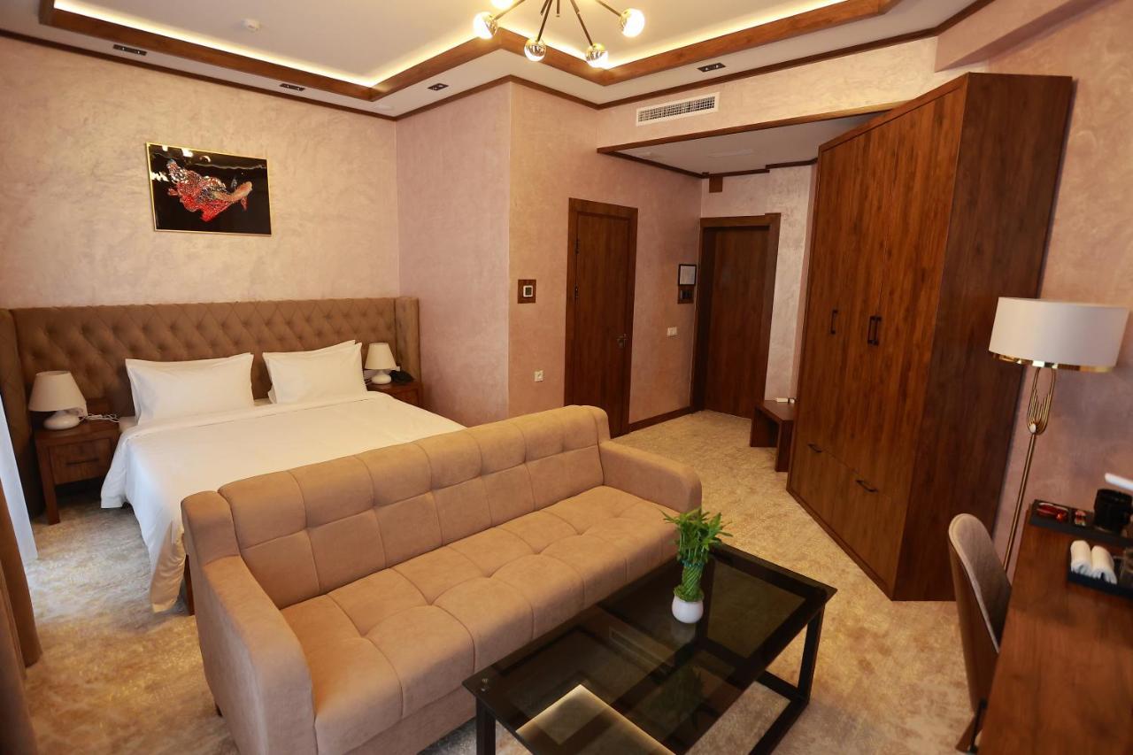 Regal Hotel By Grand Navoi Esterno foto
